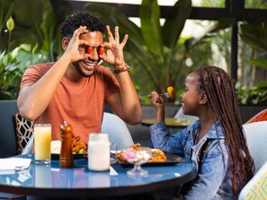 2 restaurants servant le déjeuner, cuisine locale et internationale