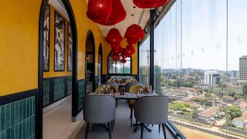 2 restaurants, breakfast, lunch served; local and international cuisine