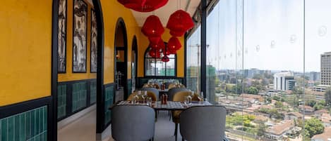 2 Restaurants, Frühstück, Mittagessen, lokale und internationale Küche