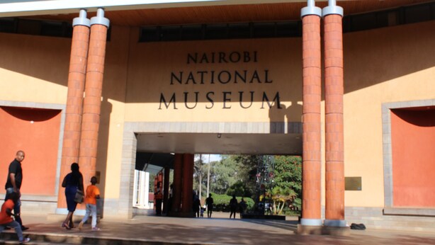 L'entrée du Musée national de Nairobi, avec ses grandes colonnes et une enseigne bien visible au-dessus.