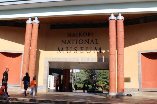 La entrada al Museo Nacional de Nairobi, con amplias columnas y un cartel visible arriba.
