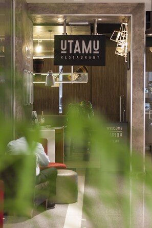 2 間餐廳;供應早餐、午餐、晚餐;本地及多國菜