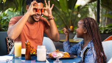 2 restaurants, breakfast, lunch served; local and international cuisine