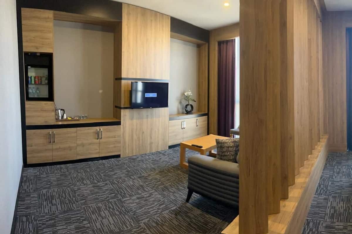 Suite empresarial | Minibar, caja de seguridad en la habitaci ón y escritorio 