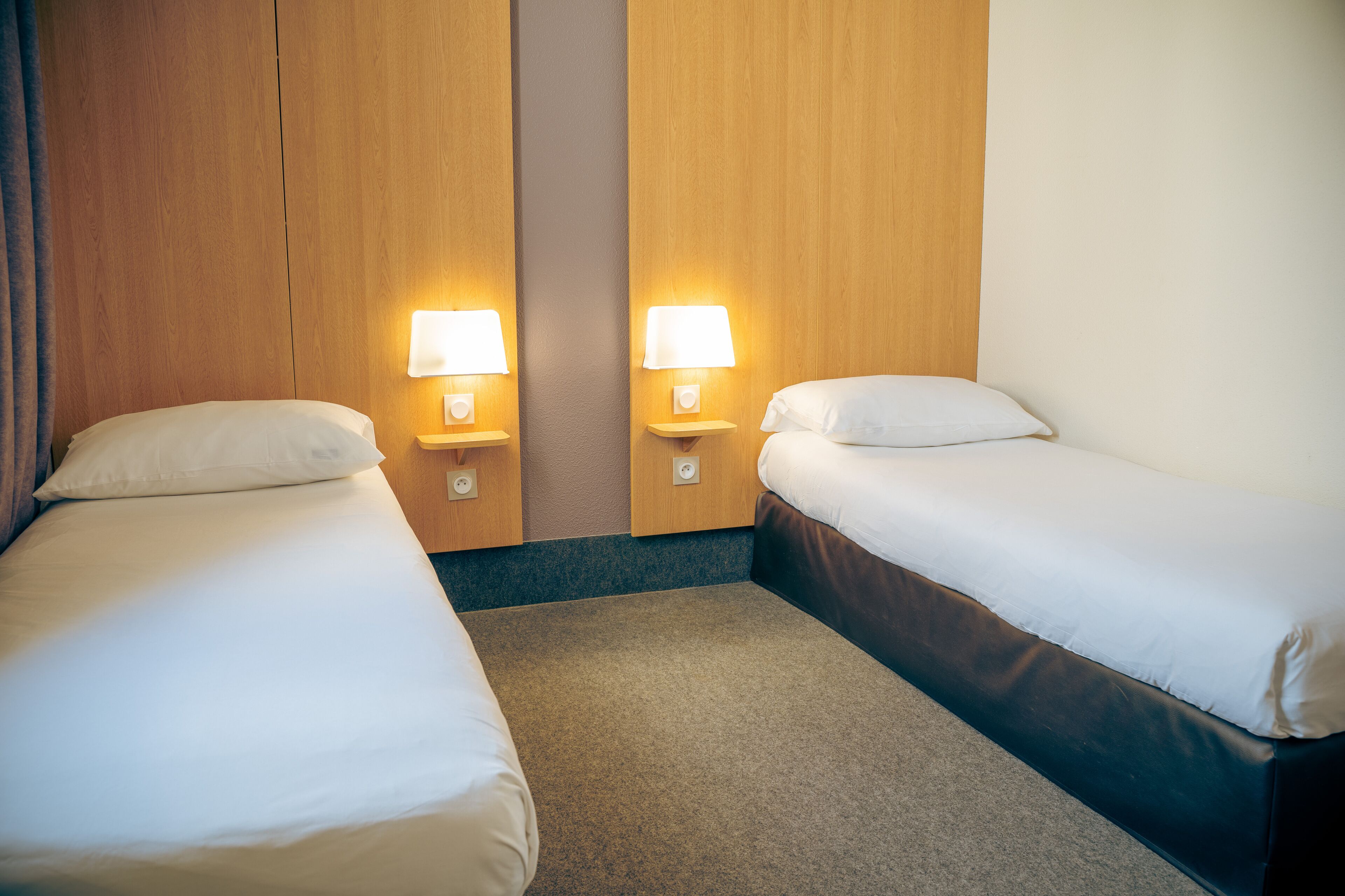 1 bedroom, desk, blackout curtains, soundproofing