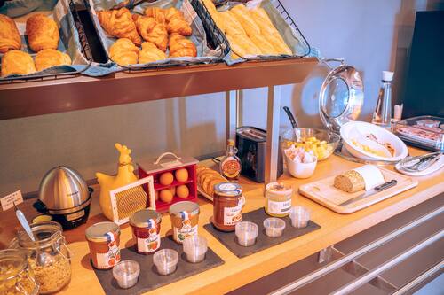 Tägliches Frühstücksbuffet gegen Gebühr