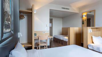 Vierpersoonskamer, niet-roken | Een bureau, een laptopwerkplek, verduisterende gordijnen