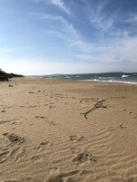 在海滩、白沙、沙滩毛巾