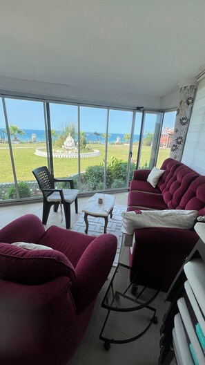 Romanttinen huoneisto, pohjakerroksessa | Terassi/patio