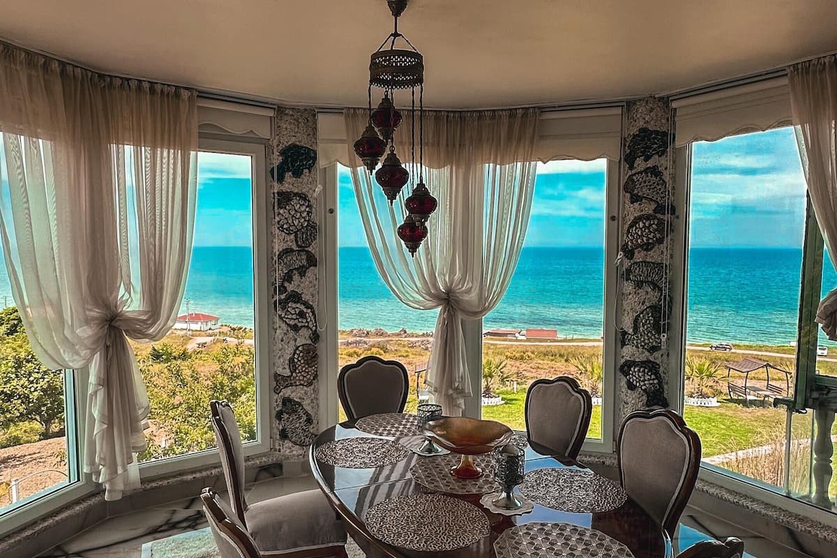 Dupleks Keluarga | Dapur pribadi | Lemari es besar, microwave, oven, dan kompor