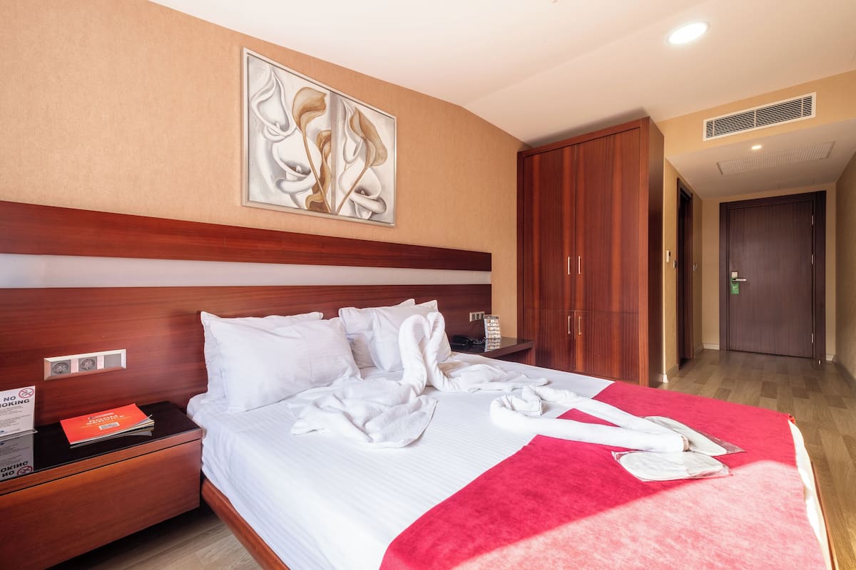 Superior tweepersoonskamer | Luxe beddengoed, een kluis op de kamer, geluiddichte muren