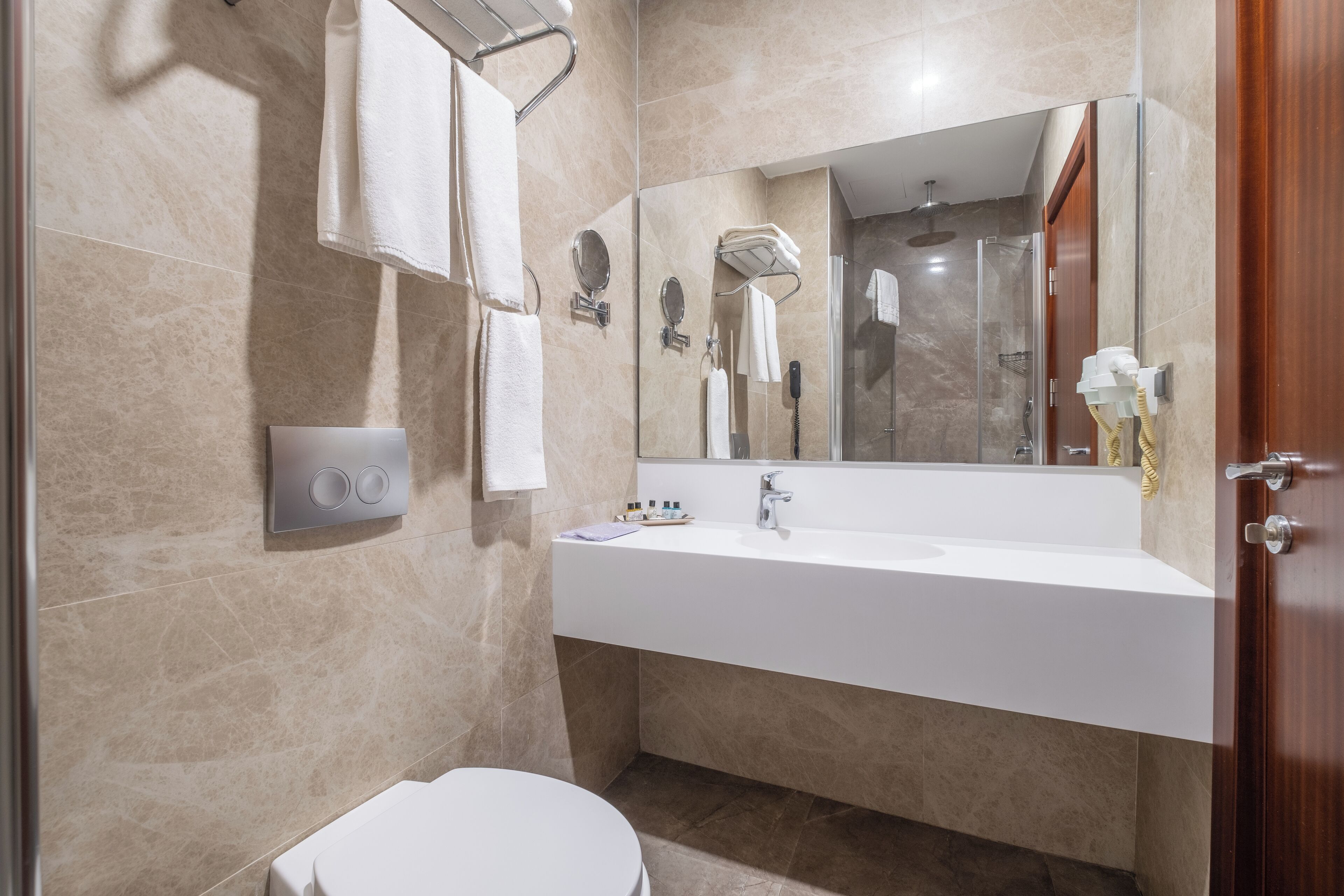 grand suite | bathroom | shower, free toiletries, hair dryer, slippers