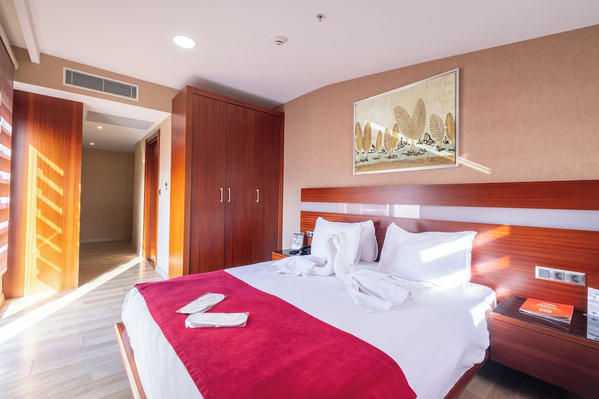 Grand suite | Luxe beddengoed, een kluis op de kamer, geluiddichte muren
