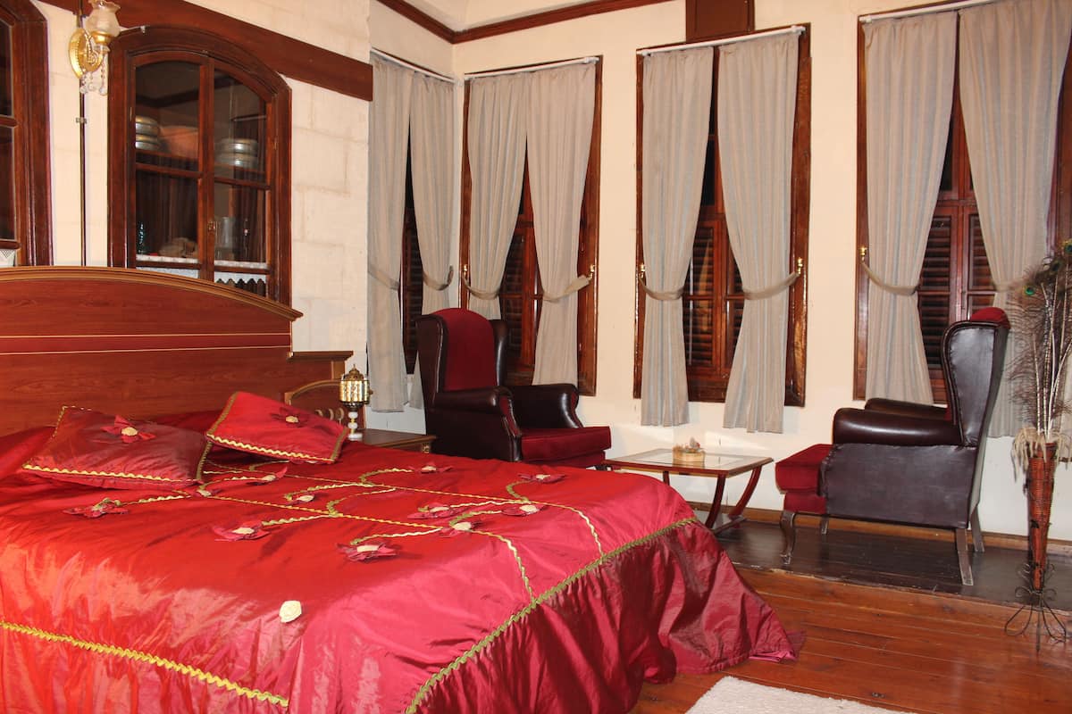 Junior Suite | Free minibar, in-room safe, iron/ironing board, free cribs/infant beds