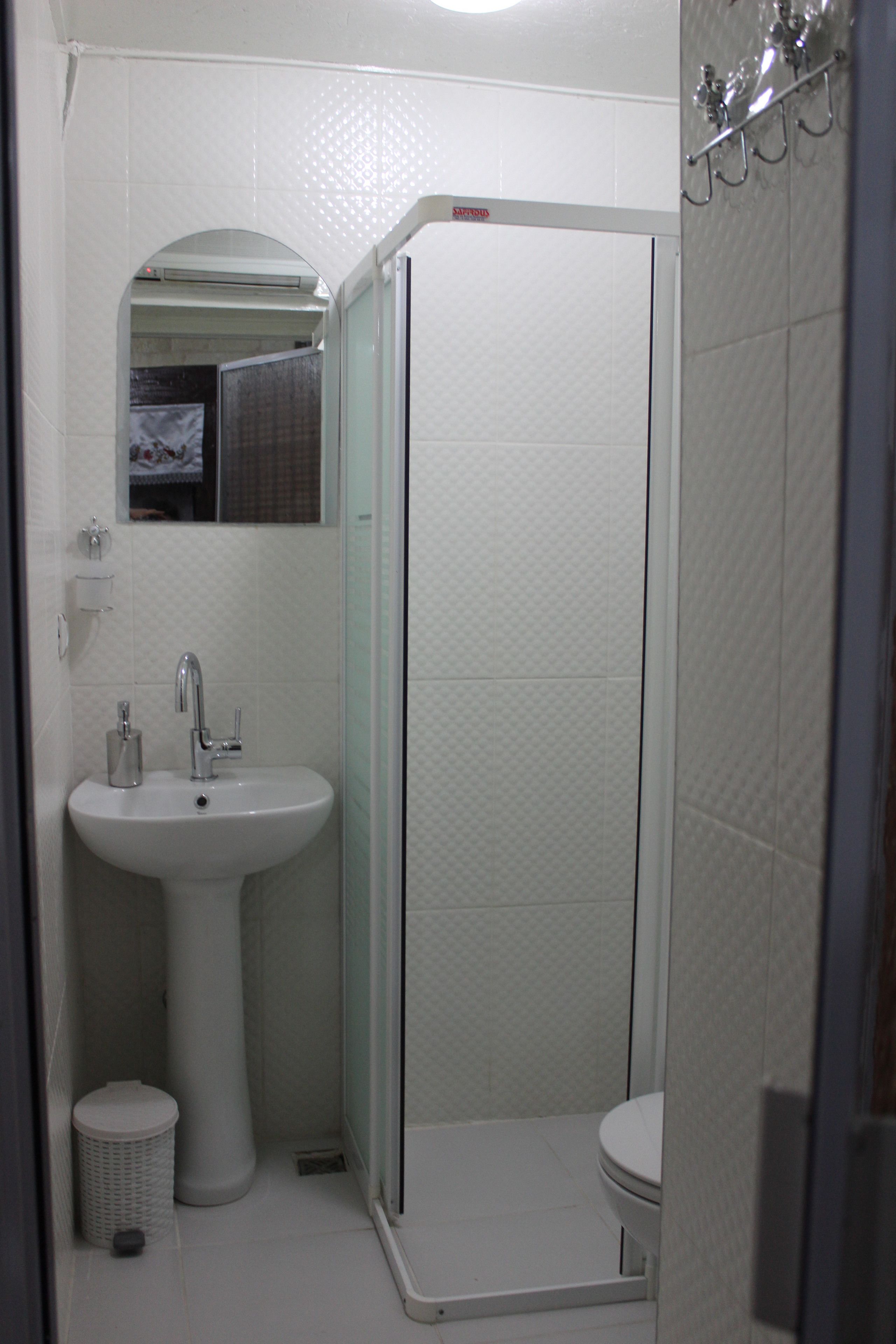 standard twin room | bathroom | shower, free toiletries, hair dryer, slippers