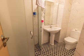 Shower, free toiletries, hair dryer, slippers - Blue Otel (Istanbul)