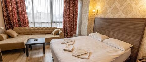 Deluxe Room | Minibar, in-room safe, desk, free WiFi