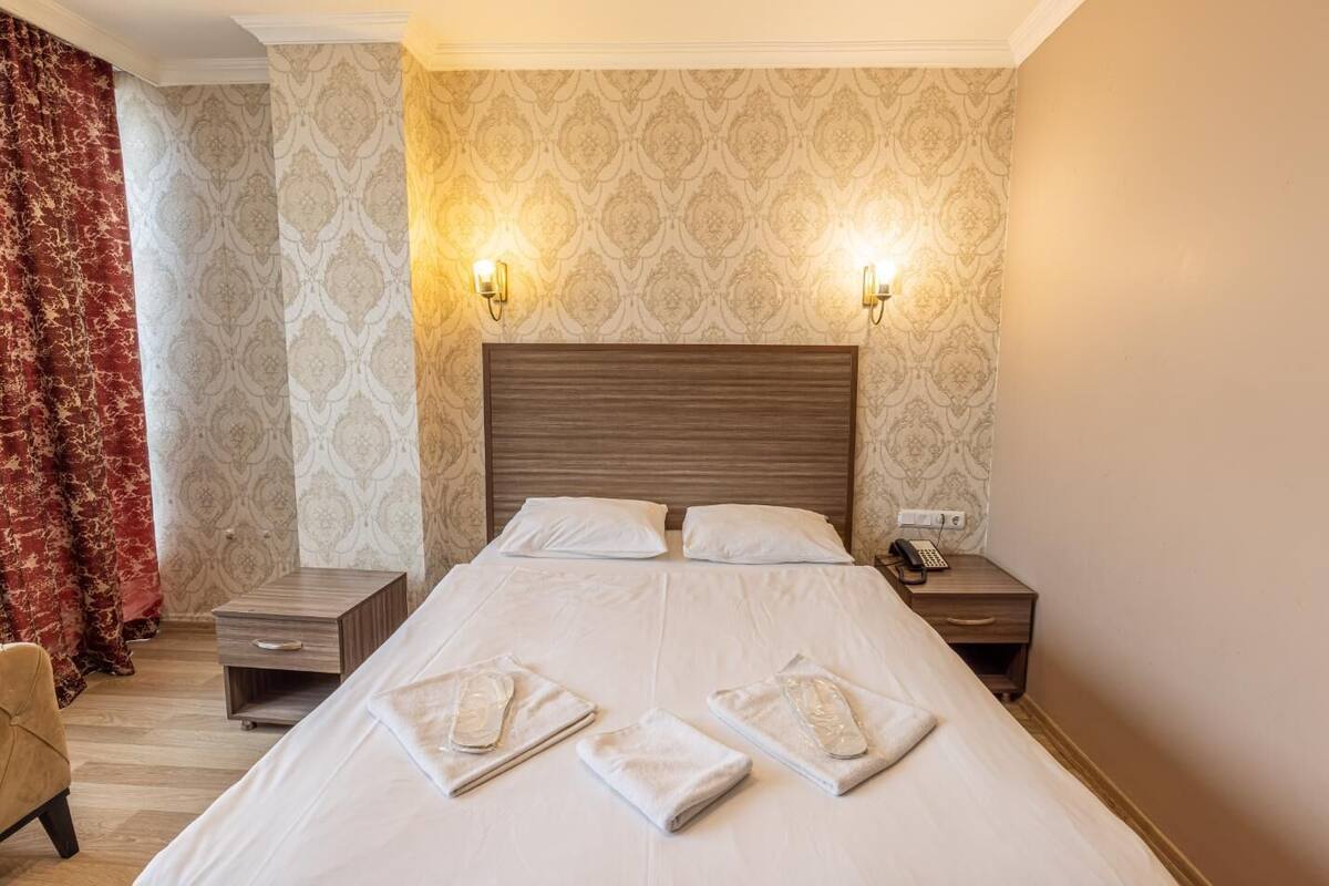 Deluxe Room | Minibar, in-room safe, desk, free WiFi