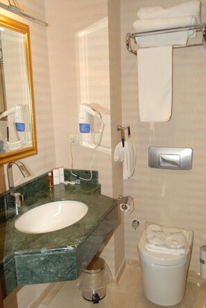 حوض استحمام بنظام ضخ المياه، مستلزمات مجانية للعناية الشخصية، مجففات شعر