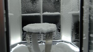 A room with a snow-covered table and window. - Cetin Otel (Kesan)