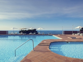 Una piscina al aire libre de temporada