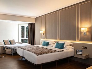 Standard Twin Room, With Sofa Bed, Mountain View | Minibar, in-room safe, desk, blackout drapes - Mercure San Sebastian Monte Igueldo (San Sebastián)