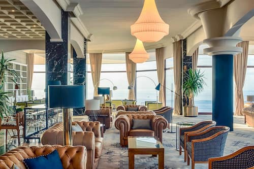 2 bars/lounges