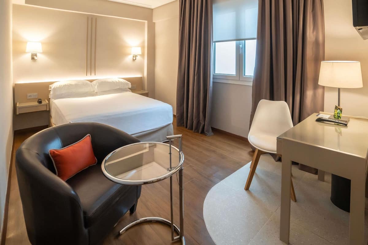 Standardværelse - 1 enkeltseng (Single Room, 1 Twin Bed) | Minibar, pengeskab på værelset, skrivebord, mørklægningsgardiner