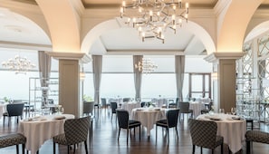 Här finns 2 restauranger som serverar lunch och middag 