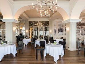 2 restauranter, lunsj og middag serveres, baskiske retter
