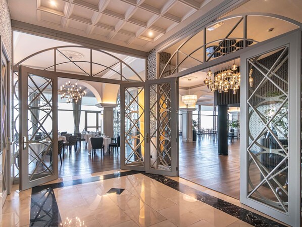 2 restaurants, lunch, dinner served; Basque cuisine  - Mercure San Sebastian Monte Igueldo (San Sebastián)