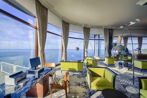 2 bars/lounges