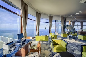 2 Bars/Lounges