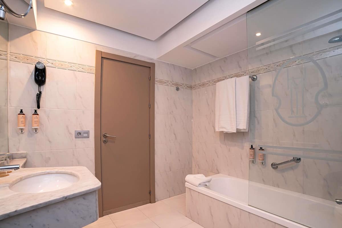 Minibar, Zimmersafe, Schreibtisch, Verdunkelungsvorhänge