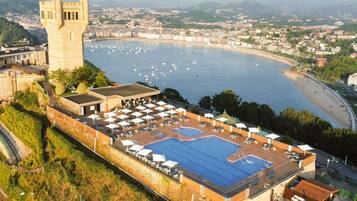 Een seizoensgebonden buitenzwembad