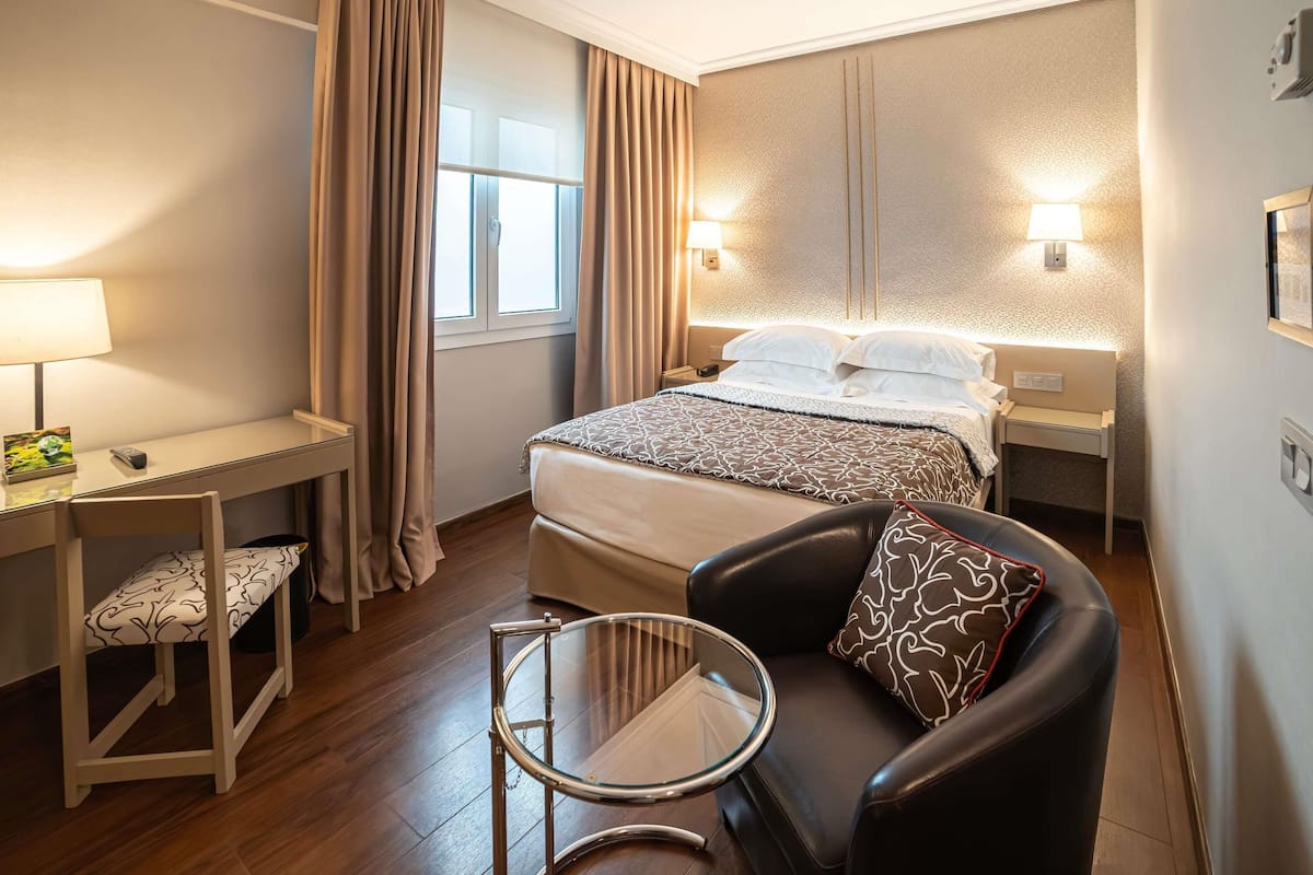 標準客房, 1 張單人床 (Single Room, 1 Twin Bed) | 迷你吧、客房內保險箱、書桌、遮光布/窗簾