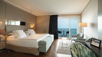 Privilege, Habitación Premium, vistas al mar | Minibar, caja fuerte, escritorio y cortinas opacas