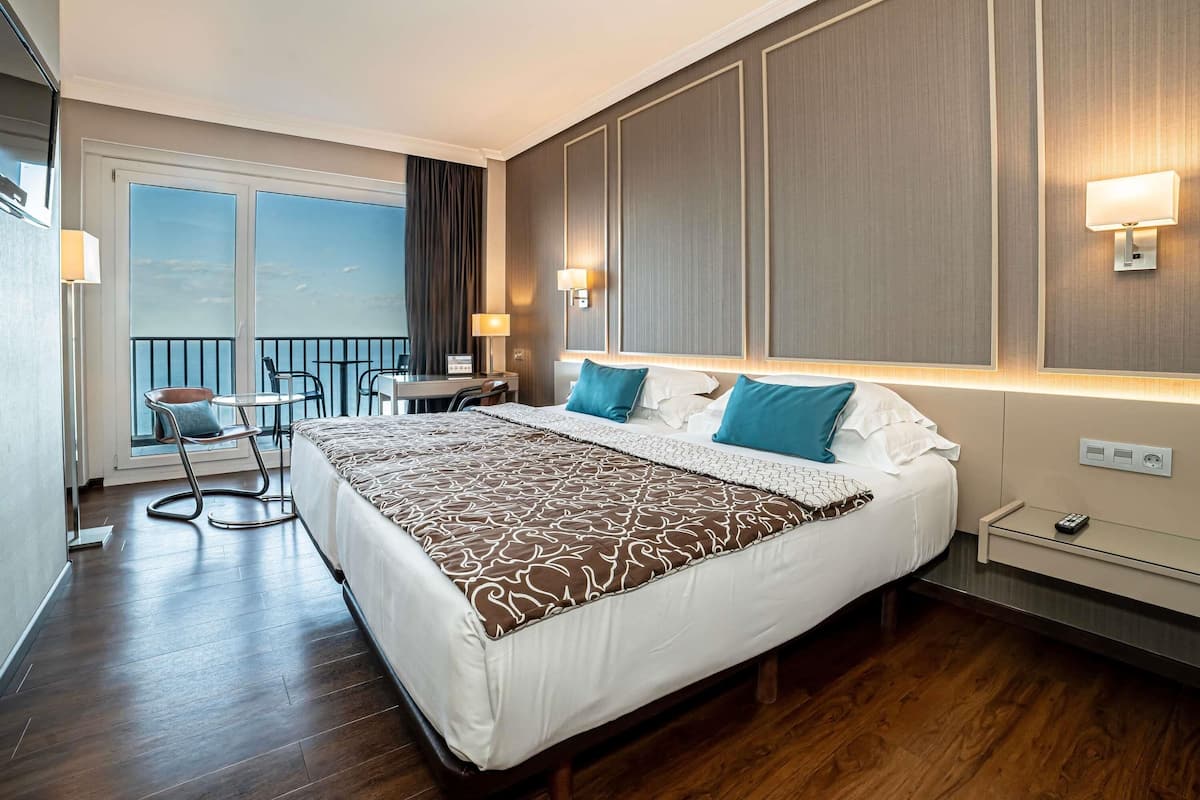 Chambre Standard, 2 lits une place, vue mer | Minibar, coffres-forts dans les chambres, bureau, rideaux occultants