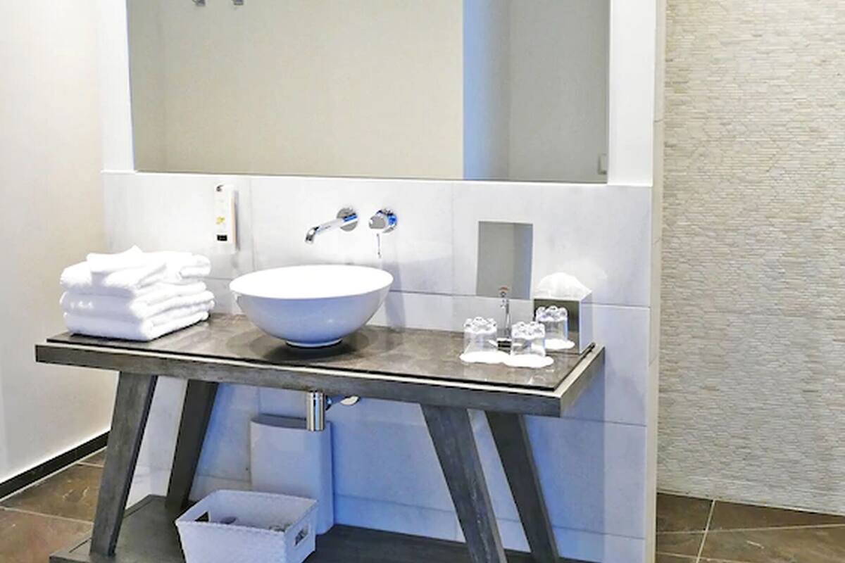 shower, free toiletries, towels