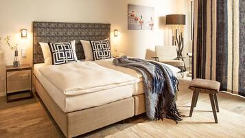 Hochwertige Bettwaren, Minibar, Zimmersafe, Schreibtisch