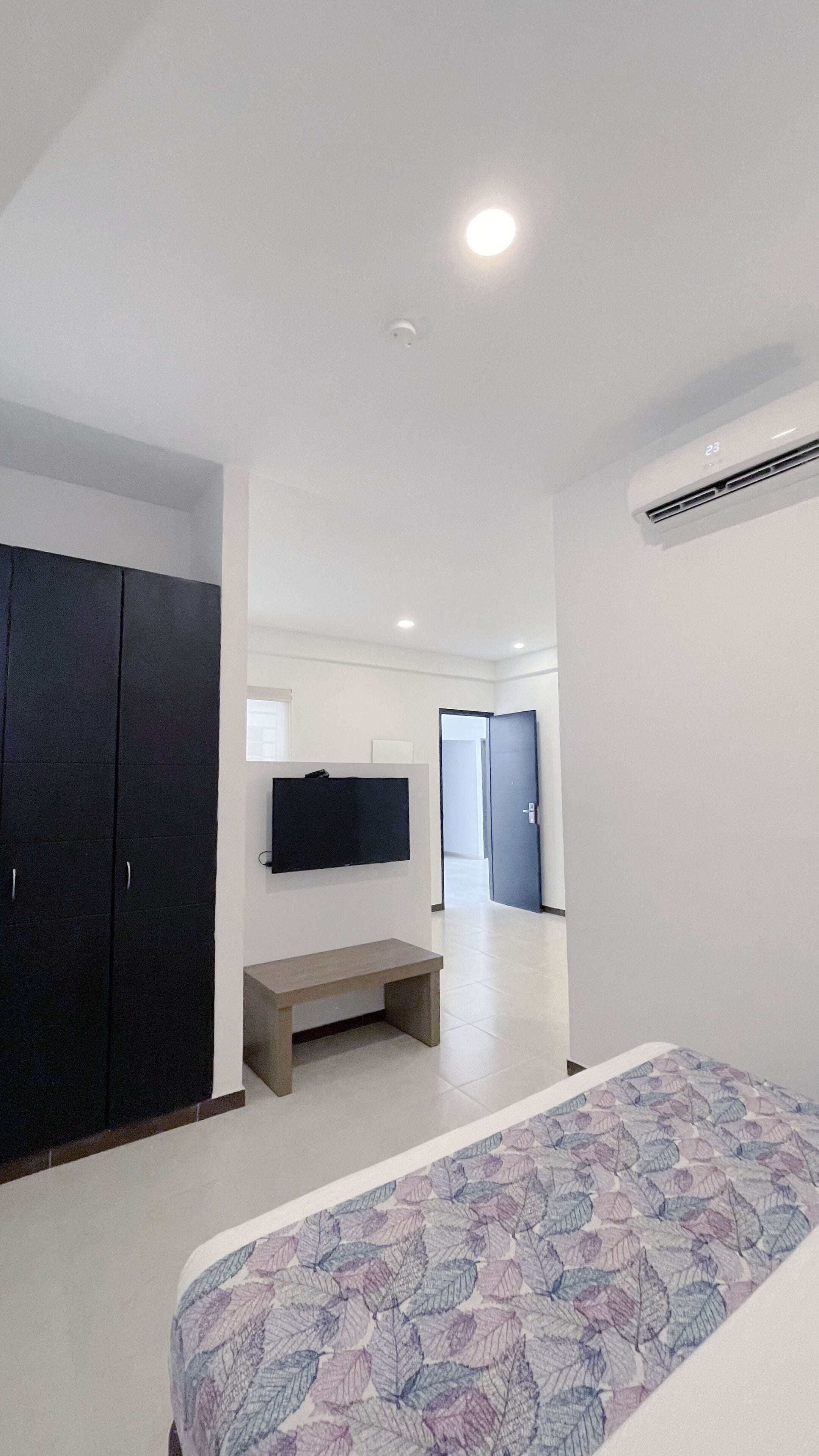 deluxe suite, 1 queen bed | minibar, in-room safe, desk, free wifi