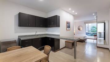Deluxe Suite, 1 Queen Bed | Dining room