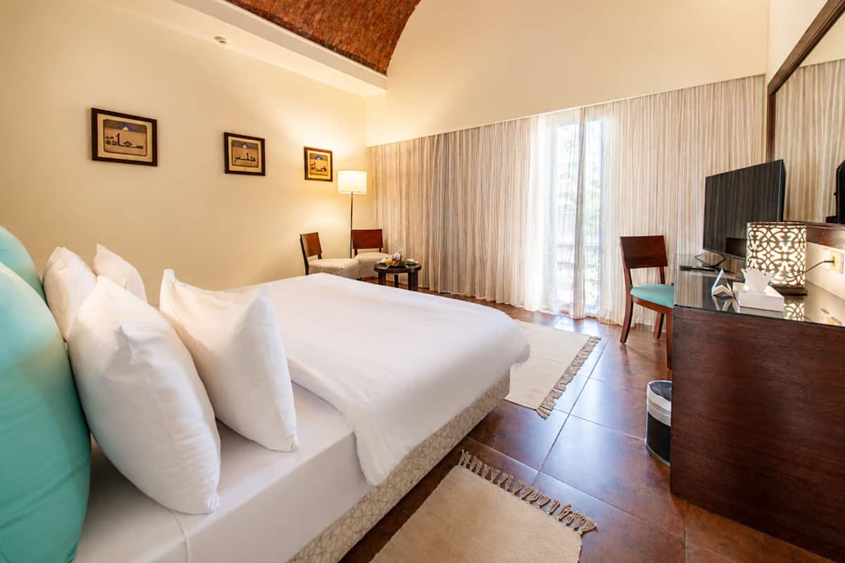 Deluxe Room | Minibar, in-room safe, soundproofing, bed sheets