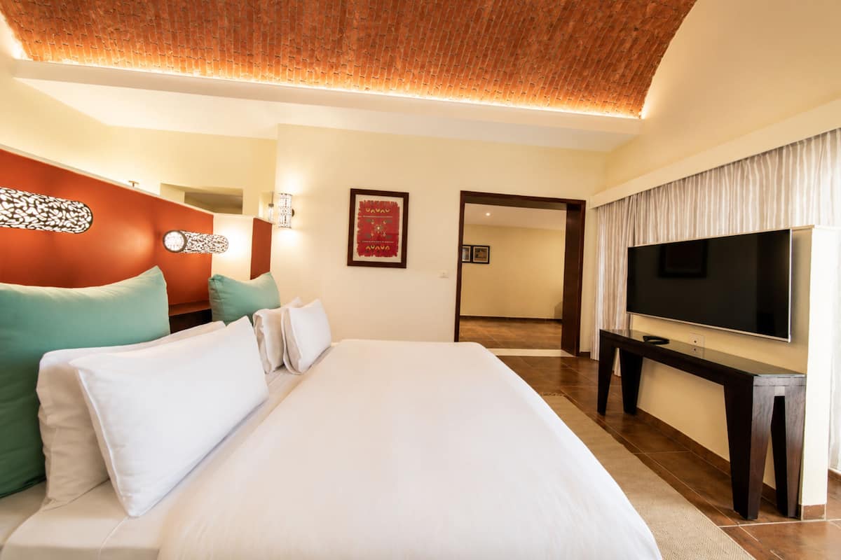 Junior Room | Minibar, in-room safe, soundproofing, bed sheets