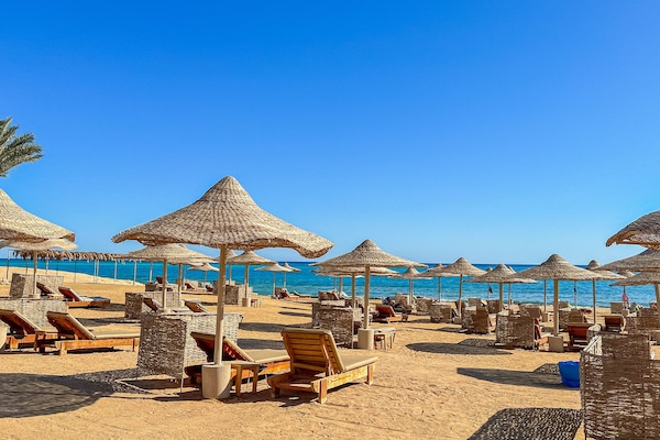 Am Strand, Liegestühle, Sonnenschirme, Strandtücher