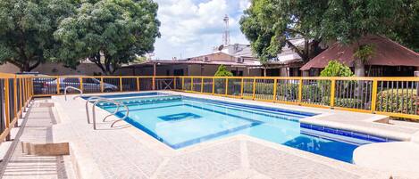 Una piscina al aire libre