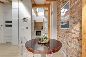 คอมฟอร์ทอพาร์ทเมนท์, วิวสวนหย่อม | ห้องรับประทานอาหาร
