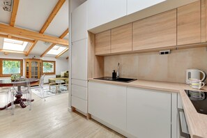 Apartamento Confort, vistas al patio | Cocina básica privada | Frigorífico, horno, placa de cocina y lavavajillas