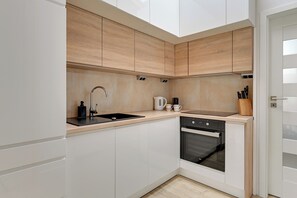 Fridge, microwave, oven, stovetop - Lion Apartments - Parkowa 33a (Sopot)