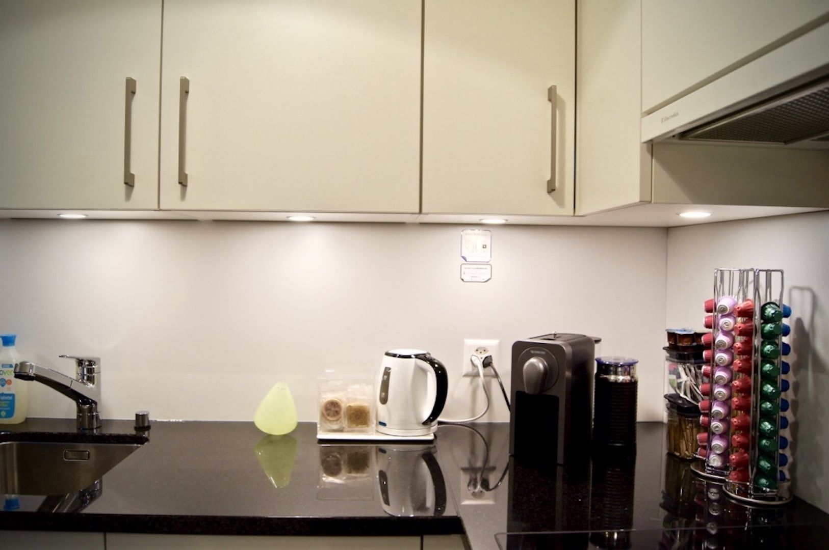 deluxe suite, 3 bedrooms, connecting rooms, mezzanine | private kitchen | fridge, oven, stovetop, dishwasher